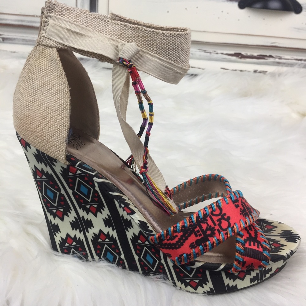 BKE BOHO AZTEC WEDGES SIZE 7